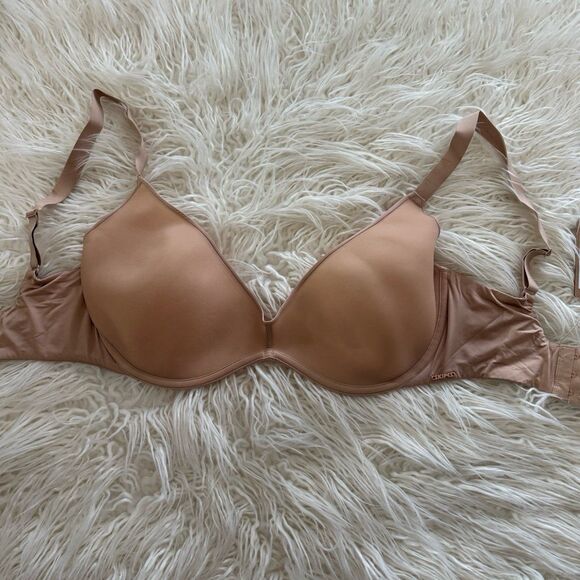 SKIMS Weightless Scoops Bra - Picture 2 of 12